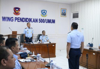Komandan Komando Pembinaan Doktrin, Pendidikan dan Latihan Angkatan Udara (Dankodiklatau) Marsekal Madya (Marsdya) TNI Dr. Arif Mustofa, M.M beserta Ketua PIA Ardhya Garini Gabungan Kodiklatau Ny. Shirley Arif Mustofa dan rombongan mengunjungi Wing Pendidikan 500/Umum, Skadik 501 dan Skadik 503 dirdhya Bogor dalam rangka kunjungan kerja (kuker) Dankodiklatau tahun 2024, Rabu (3/1)