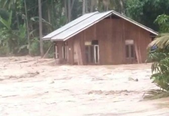 Pasca banjir terjadi, satu unit rumah terendam derasnya air