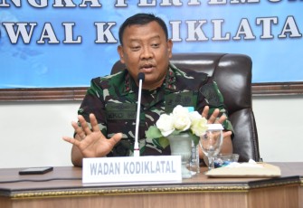 Wakil Komandan (Wadan) Kodiklatal Laksamana Muda TNI Eko Wahjono memberikan pengarahan kepada prajurit Kowal Kodiklatal yang berlangsung di Gedung Betlegeuse Pusdiklapa, Rabu (17/1/2024)