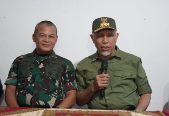 Danrem 032/Wbr Brigjen TNI Rayen Obersyl meninjau langsung dan adakan rapat koordinasi lintas sektoral bertempat di Posko Penanggulangan Bencana Alam Erupsi Gunung Marapi, Kantor Wali Nagari Batu Palano, Kab. Agam, Prov. Sumatera Barat, Rabu (10/1/2024)