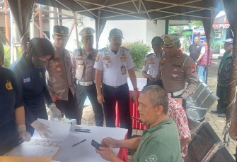 Sejumlah Sopir saat Jalani Pemeriksaan Kesehatan dan Urine Diterbus Kalideres