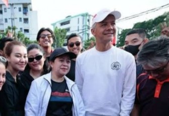 Calon Presiden (Capres) nomor urut 3, Ganjar Pranowo menyapa pendukungnya sambil jalan sehat di kawasan Pluit, Penjaringan, Jakarta Utara, Sabtu (3/2/2024).