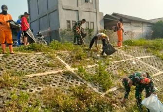 Karya Bakti Koramil Cipayung Bersama Dinas SDA dan PPSU Bersihkan Waduk Situ Munjul