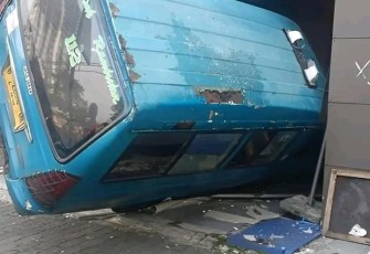 Mobil Angkot Sruduk Vio Optical Klinik Margonda