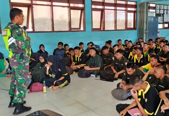 Babinsa Sangasanga Giat Wasbang SMKN 1 
