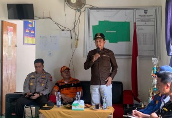 Wakil Bupati Pasaman Barat, Risnawanto dalam pertemuan dan diskusi, pada Senin (11/3) di Kantor Wali Nagari setempat. 