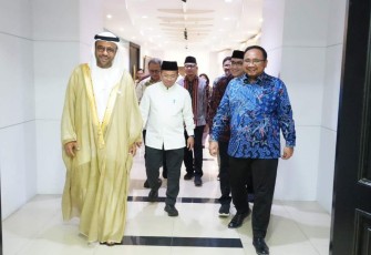 Menag Yaqut bersama  Duta Besar UEA untuk Indonesia dan ASEAN Y.M. Abdulla Salem Obaid Al-Dhaheri di Kantor Kementerian Agama, Jakarta, Jumat (19/1/2024).