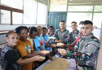 Satgas Yonif 122/TS  bersama Masyarakat di Perbatasan Mengolah Kedelai Jadi Tempe