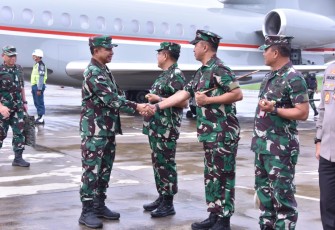 Komandan Kodiklatal (Dankodiklatal) Letjen TNI Nur Alamsyah menyambut kedatangan Panglima TNI Jenderal TNI Agus Subiyanto didampingi Ketua Umum Ikatan Kesejahteraan Keluarga TNI Pragati Wira Anggini (IKKT PWA) Ny. Evi Shopia Indra Subiyanto, di Base Ops Lanudal Juanda, Sidoarjo, Jawa Timur, Jumat (01/03/2024)