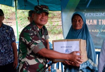 Dandim 0801/Pacitan saat memberikan bantuan berupa paket sembako kepada masyarakat kurang mampu pada acara Vicon Peresmian 1.898 Titik Air Bersama Kasad