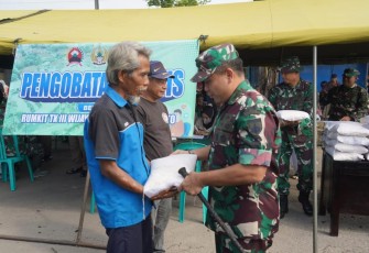 Danrem 071/Wijayakusuma Kolonel Czi Mohammad Andhy Kusuma, S.Sos., M.M., M.Han., selaku pimpinan apel pada pelaksanaan kegiatan bakti sosial dan karya bakti dalam rangka Pemilu Damai di wilayah Kecamatan Karanglewas Kabupaten Banyumas, Selasa (9/1/2024)