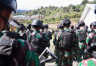 Satgas Pamtas Mobile Yonif 330 Tri Dharma bersama unsur Forkopimda Kabupaten Intan Jaya, Apkam TNI-Polri dan instansi terkait lainnya mengikuti Apel Pergeseran Pasukan Pengamanan Pemungutan Suara Pemilu 2024 di wilayah Intan Jaya yang dipimpin langsung oleh Kapolres Intan Jaya, AKBP Afrizal Asri bertempat di Mapolsek Intan Jaya, Selasa, (13/2/2024)