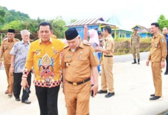 Gubernur Kepulauan Riau H. Ansar pada acara peresmian Pembangunan Jalan Letung-Kuala Maras di Kepulauan Anambas.