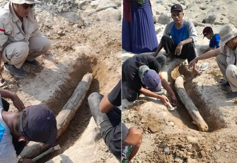 Tim Dinporabudpar kabupaten Blora dibantu warga melakukan ekskavasi fosil gading gajah purba di aliran Sungai Bengawan Solo di Kracakan Desa Ngloram kecamatan Cepu kabupaten Blora.