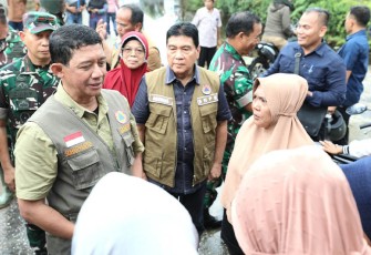 Kepala BNPB Letjen TNI Suharyanto, S.Sos., M.M., saat temui warga terdampak banjir di Riau