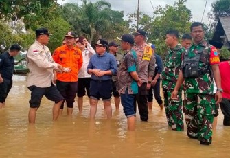 Pemerintah daerah dan aparat setempat saat meninjau kondisi banjir