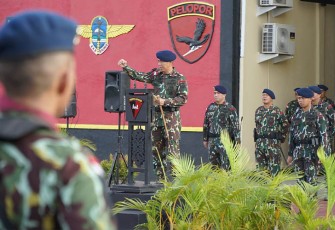 Dansatbrimob Polda Kalbar Kbp M. Guntur , S.I.K., M.H., saat memimpin langsung Upacara HKN Satbrimob Polda Kalbar di Mako Satbrimob Polda Kalbar. Rabu (17/01/24).
