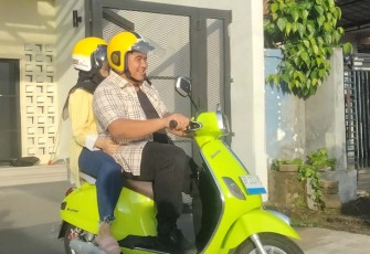 Bupati Bintan dan Istri saat berboncengan mengendarai motor listrik menuju TPS 02 Melayu Kota Piring, Rabu (14/02/2024).