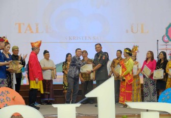 Mayor Inf Muhlisin saat menerima penghargaan dari UKSW
