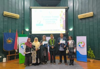Pemberian penghargaan kepada stakeholder pendukung seminar Forecasting Trend Fashion di Aula Cakra Buana