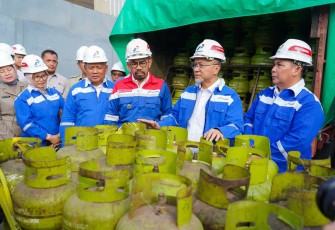 Mendag Zulkifli Hasan saat sidak temuan gas elpiji 3 Kg di SPBE Kecamatan Koja, Senin (27/5)