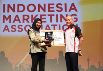 Penyerahan hadiah juara 1 IMA UMKM Award 2024 Kategori Wisata secara simbolis oleh President IMA, Suparno Djasmin (kanan), kepada Yuliza Zen (kiri) sebagai Founder dari Desa Wisata Kubu Gadang.