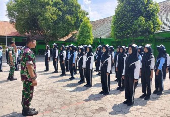 Kegiatan Pemantapan Materi LDKS oleh Anggota Koramil 0803/09 Saradan kepada siswa-siswi SMPN 4 Saradan