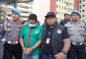 Artis Ibra Azhari saat dikawal polisi untuk jalani pemeriksaan kesehatan.