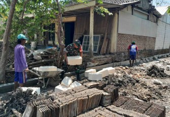 Bantu warga binaan bangun rumah