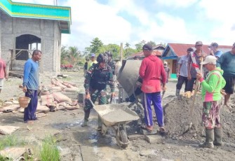 Gotong royong bangun masjid di perbatasan 