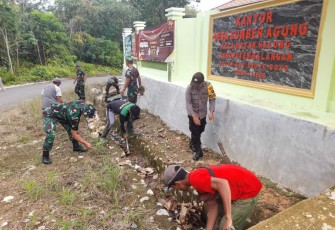 Pembersihan saluran air di wilayah binaan