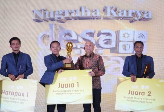 Menkop Teten Masduki saat memberikan pemenang Nugraha Karya Desa BRILiaN 2023 di Menara BRILiaN Jakarta, Rabu (10/1)