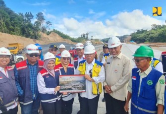 Menteri PUPR Basuki Hadimuljono saat meninjau pembangunan ruas jalan tol Padang-Sicincin, Kamis (11/1)