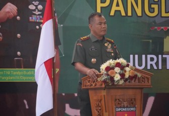 Pangdam IV Diponegoro Mayjen TNI Tandyo Budi Revita saat memberikan pengarahan di Kodim 0712/Tegal, Kamis (11/1)