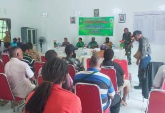 Babinsa Koramil 1710-03/Kuala Kencana saat Hadiri Musrenbang Kampung Utikini Baru