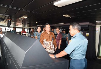 Pangkolinlamil Laksda TNI Hudiarto Krisno Utomo saat memaparkan ke delegasi PT Pelni 