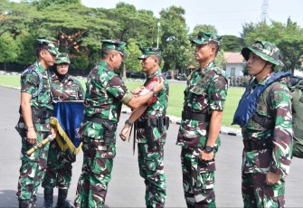 Dankodiklatal Letjen TNI (Mar) Nur Alamsyah saat melepas Lattek Pelayaran WJY 2024 di Surabaya, Jum'at (12/1)