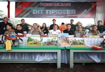 Kabid Humas Polda Jatim Kombes Dirmanto saat memberikan keterangan pers 