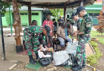 Satgas pamtas statis RI-PNG Yonif 122/TS bersama bea cukai Jayapura serta Polsub Sektor Skouw berhasil menggagalkan upaya penyelundupan vanilli yang dilakukan oleh 4 orang warga negara Papua New Guinea, bertempat di Pos Komando Utama (KOUT) Skouw, Kampung Mosso, Distrik Muaratami, Kota Jayapura, Senin (22/01/2024)