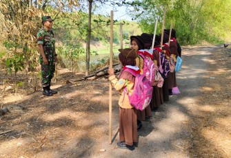 Babinsa Posramil 0805/17 Pitu Kodim Ngawi bekali Latihan PBB dan Wasbang kepada anggota Pramuka di SDN 2 Kalang Kec.Pitu, Senin (22/01/2024)