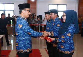 Pj Gubernur Sulbar Prof Zudan Arif Fakrulloh saat memberikan penghargaan ASN