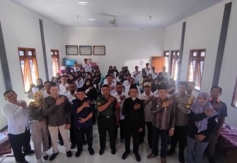 Babinsa Padas Sertu Sucipto Foto Bersama Pelantikan dan Pembekalan KPPS Desa Tungkulrejo, Kamis (25/1)