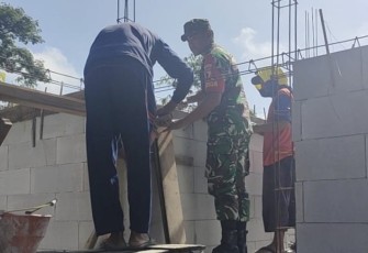 Sertu Sumardi Bantu Warga Bangun Rumah, Minggu (28/1)