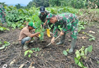 Tanam pohon bersama warga di wilayah desa binaan 