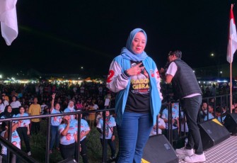 Esti Nugraheni di Acara Pembagian Makan Gratis dan Hiburan Goyang Gemoy di Kecamatan Garum, Rabu 7 Februari 2024 malam. (Foto : Faisal NR / Klikwarta.com)