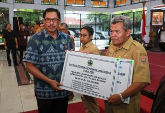 Pj Gubernur Jateng Nana Sudjana saat menyerahkan bantuan di Kabupaten Batang, Selasa (30/1)
