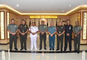 Pangdam Kasuari Mayjen TNI Ilyas Alamsyah foto bersama Kaotmil dan Kadilmil Papua, Selasa (30/1)
