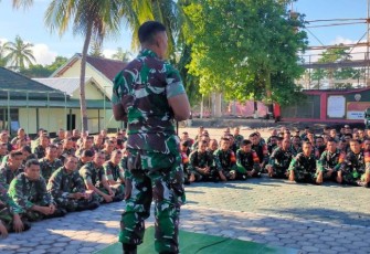 Dandim 1615/Lotim Letkol Inf Bayu Sigit Dwi Untoro saat memberikan jam komandan, Selasa (30/1)