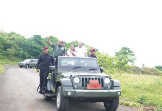 Pangdam Kasuari Mayjen TNI Ilyas Alamsyah mendampingi Waka BIN Letjen TNI I Nyoman Cantiasa menggunakan Jeep tinjau Makodam, Selasa (30/1)