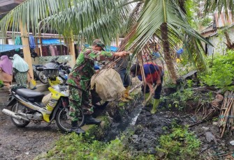 Pembersihan saluran air di wilayah binaan